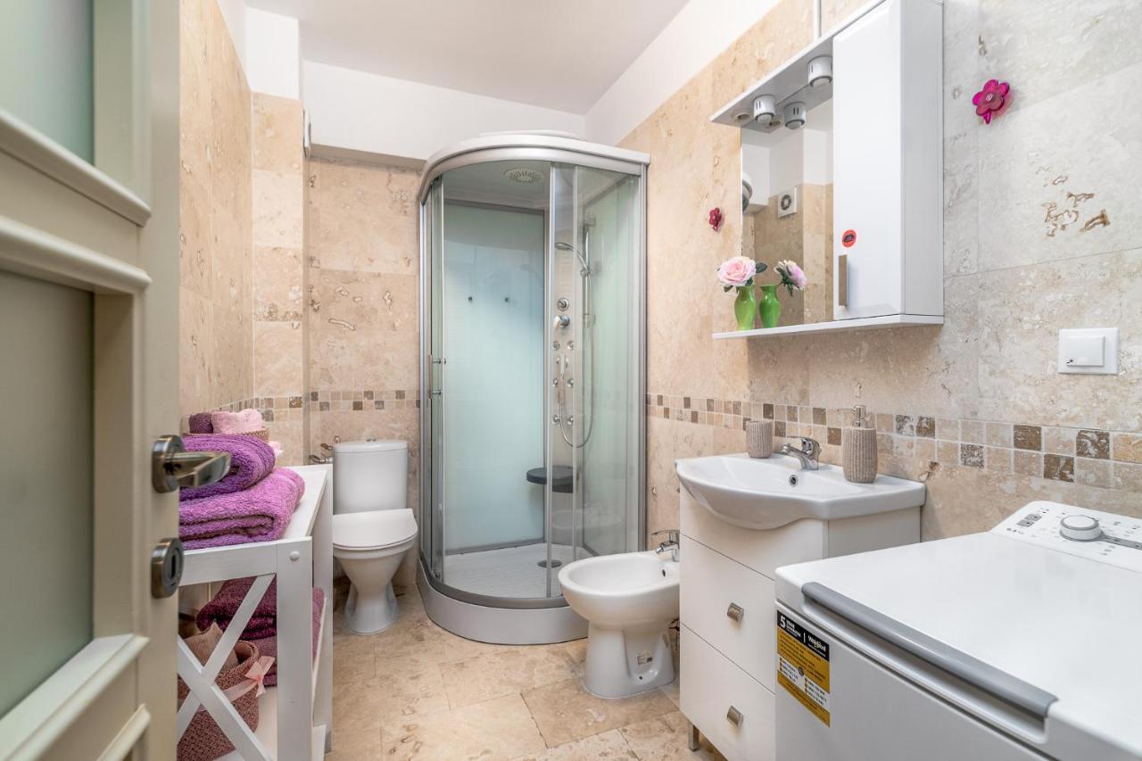 Dreamgarden Airport Apartment & Secure Parking & Airport Shuttle Iasi Exterior foto